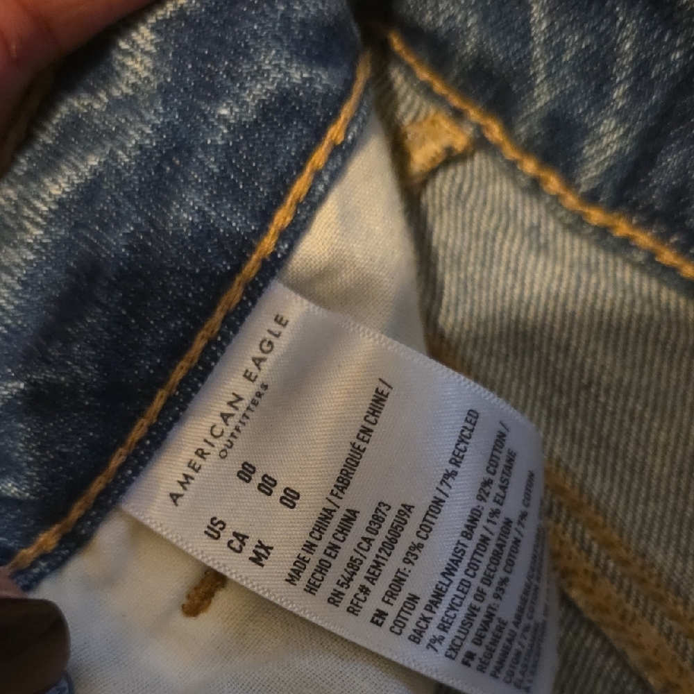 American Eagle Super Hi-Rise Dual Button Ripped Blue Jean Mom Shorts 00 - Picture 2 of 9